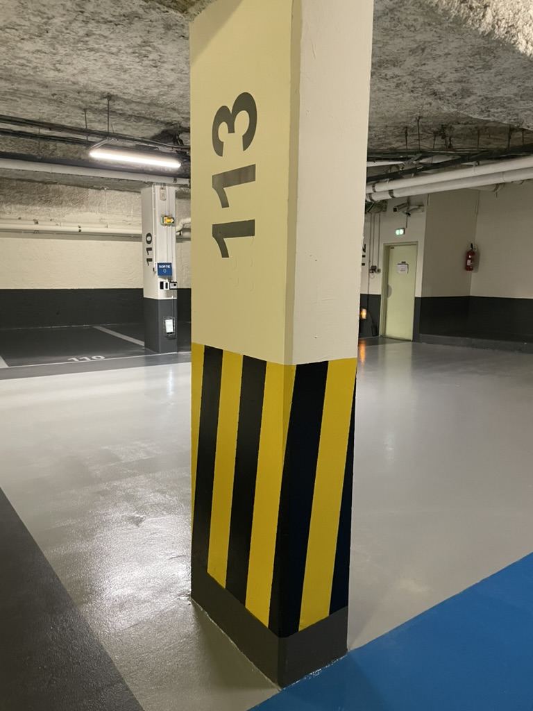 Marquage de sécurité jaune et noir sur poteau numéroté, Boulogne-Billancourt (92)