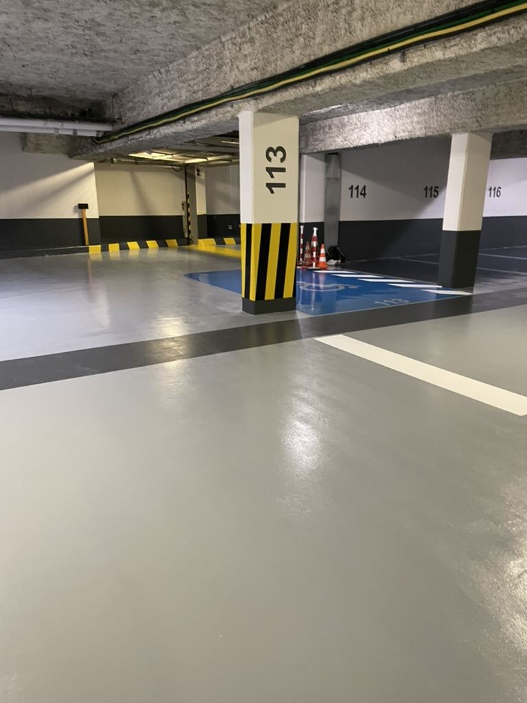 Place PMR bleue et numérotation de poteaux, Boulogne-Billancourt (92)