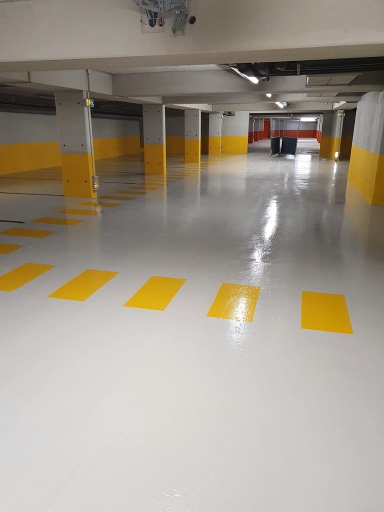 Sol résiné gris et marquage jaune, Clichy (92)