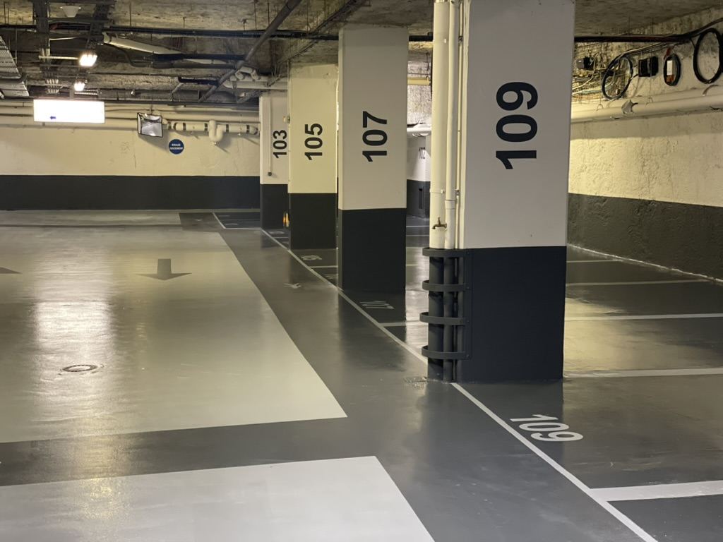 Poteaux numérotés en enfilade, Clichy (92)