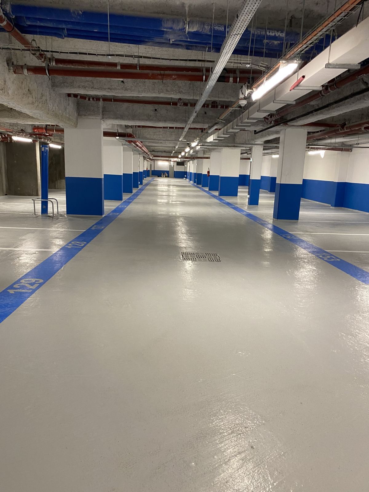 Peinture des poteaux et plafond technique bleu, France