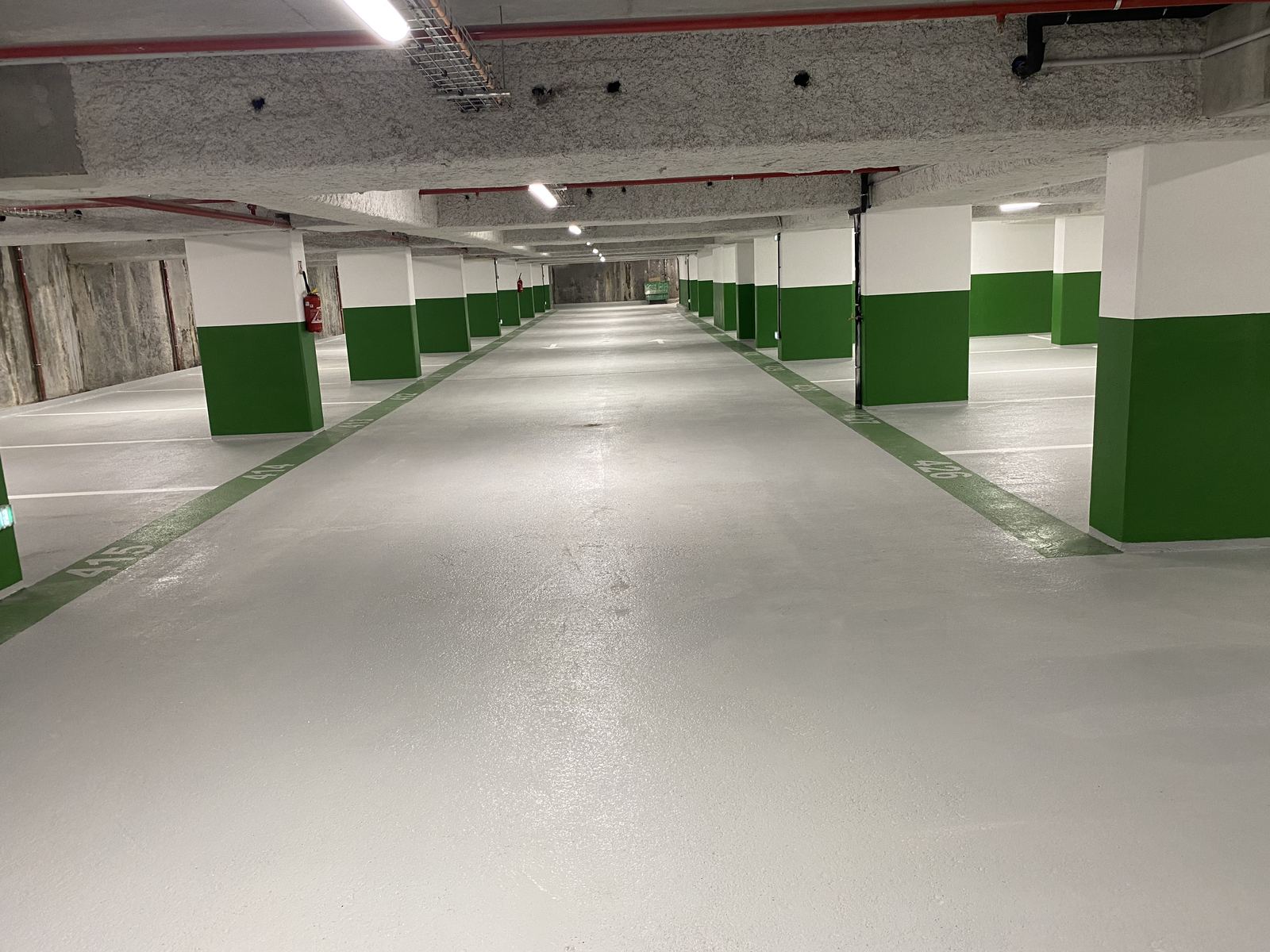 Rénovation complète, soubassement vert et allée centrale, France